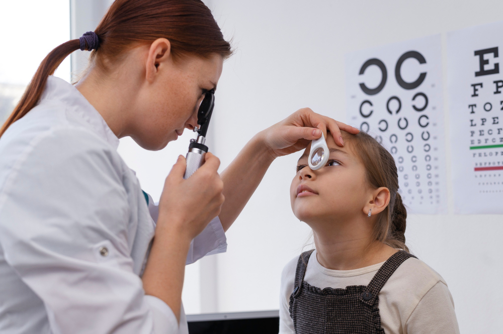 طبيب يفحص نظر طفل باستخدام أدوات قياس الاستجماتيزم