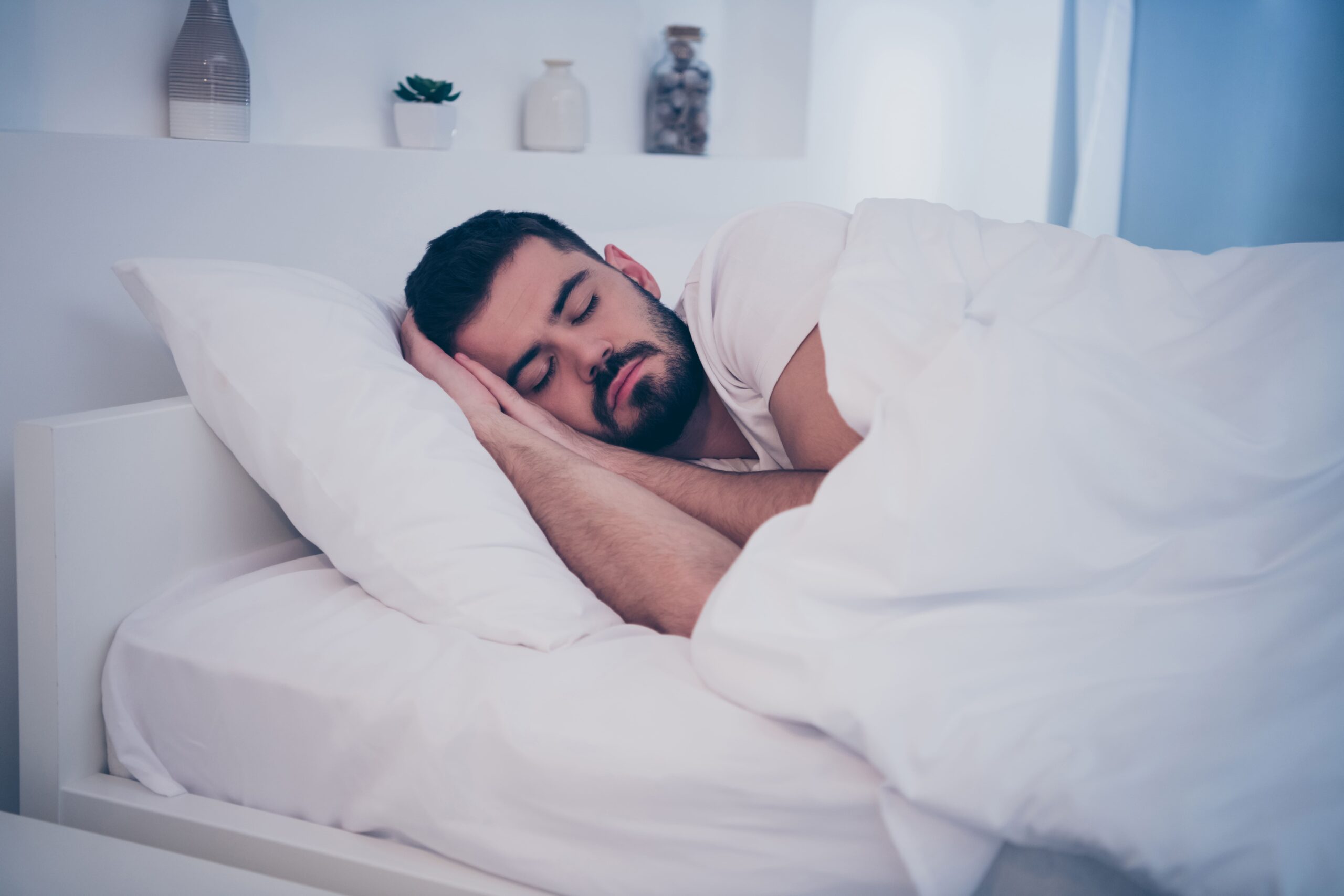 شخص نائم بهدوء يعبّر عن دور عدسات بلو كت في تحسين جودة النوم