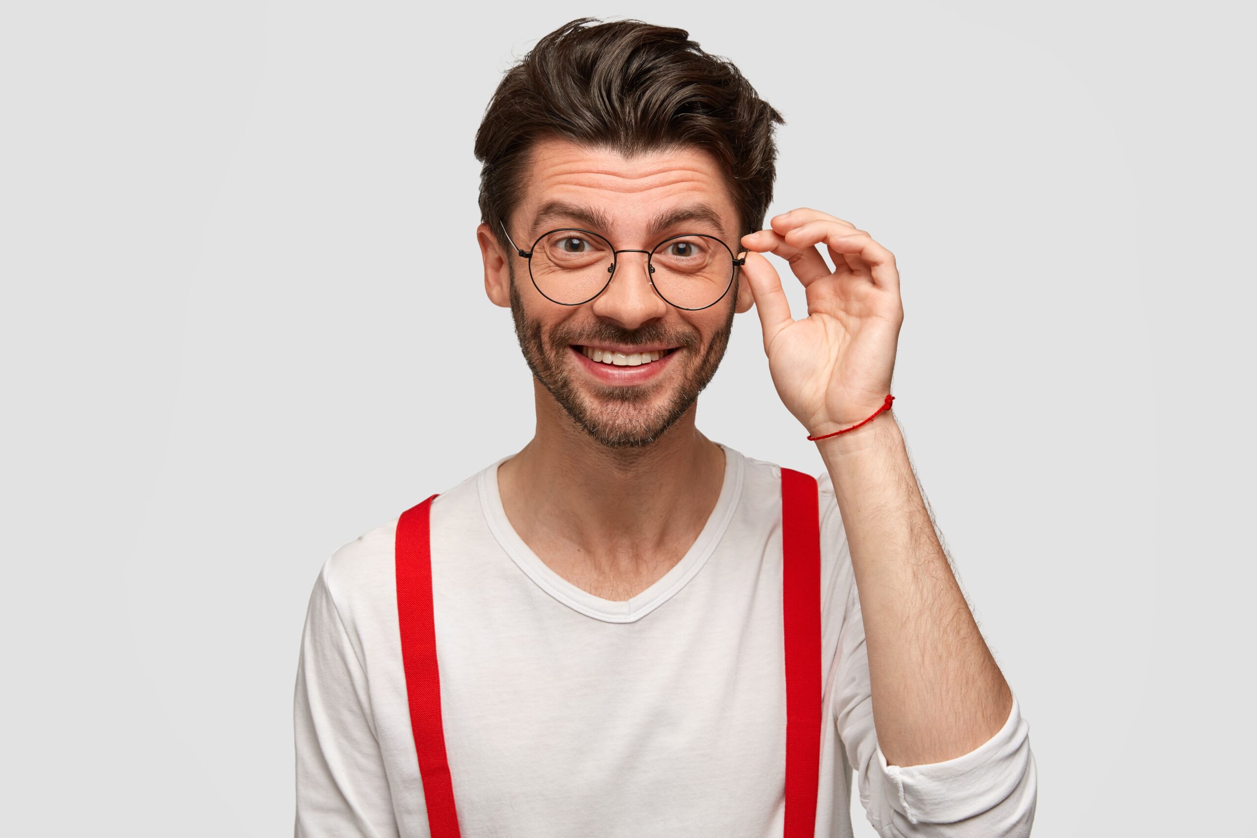رجل يرتدي نظارة طبية بعدسات بلاتنيوم اليابانية بابتسامة واسعة