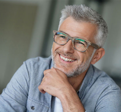 Ein Kunde mit einer Brille mit Platinum Gläsern